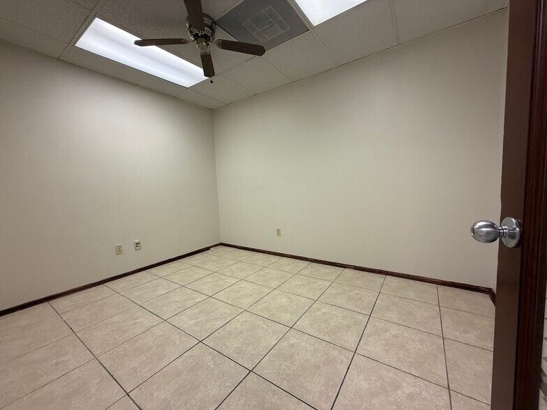 More Photos Of 6910 Bellaire Blvd, Houston Office Residential For Lease