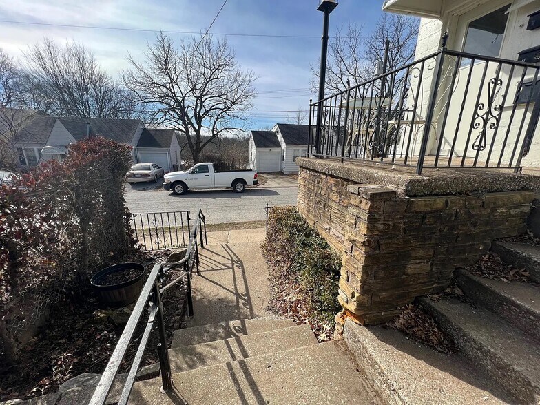 More Photos Of 1208 W White Oak St, Independence Apartments For Sale