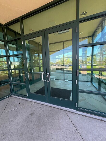 More Photos Of 933 Tower Rd, Mundelein Warehouse For Lease