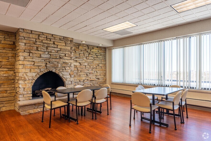 More Photos Of 121 S Wilke Rd, Arlington Heights Medical For Lease