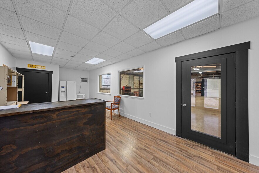 More Photos Of 2610 Memorial Blvd, Kerrville Industrial For Sale