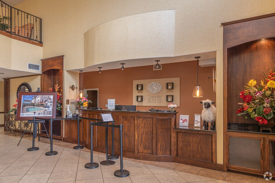 More Photos Of 9120 Airport Blvd, Houston Hotel For Sale