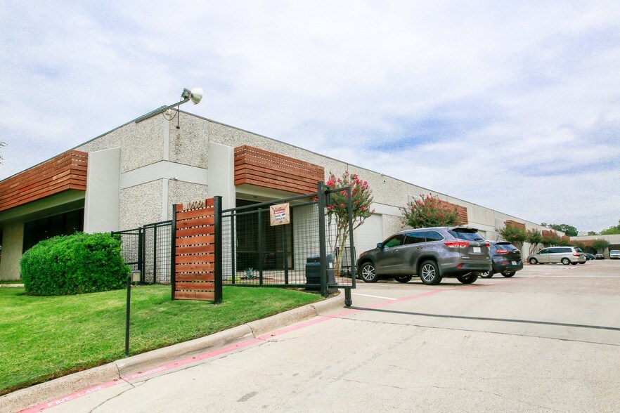 More Photos Of 10606 Shady Trl, Dallas Showroom For Sale
