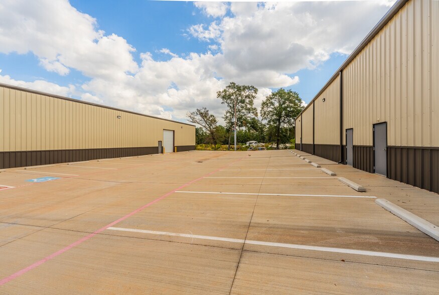 More Photos Of 30130 Dobbin Huffsmith Rd, Magnolia Distribution For Sale