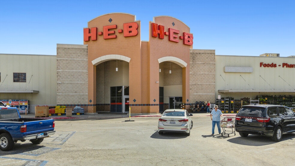 Primary Photo Of 2929-2951 Thousand Oaks Dr, San Antonio Storefront For Lease