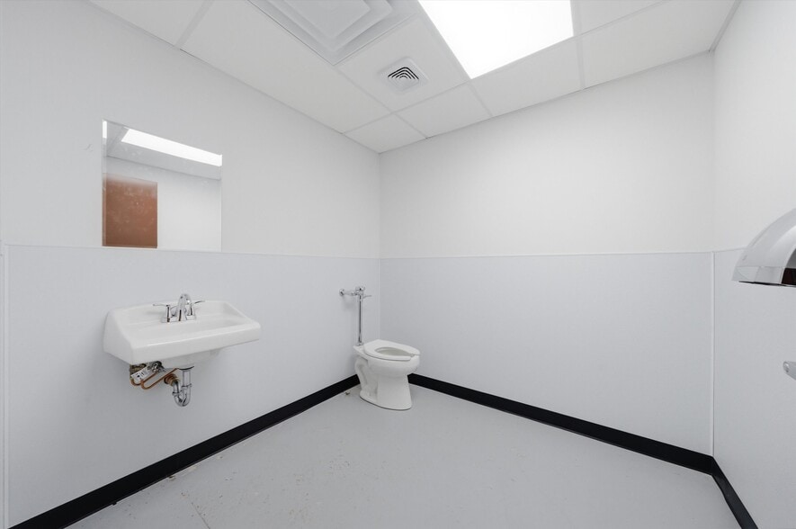 More Photos Of 2201 W Howard St, Chicago Restaurant For Lease