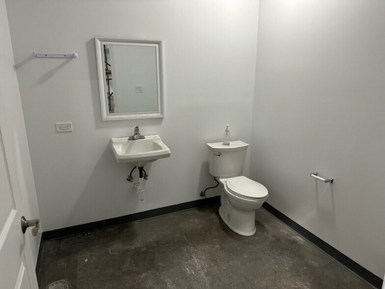 More Photos Of 6704 Pingree Rd, Crystal Lake Manufacturing For Lease