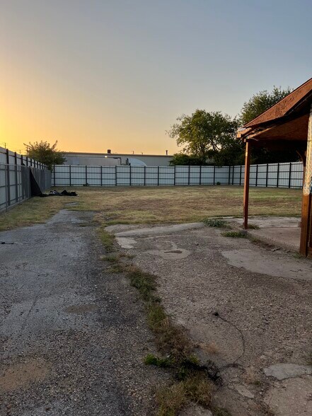 More Photos Of 11462 Newkirk St, Dallas Office For Sale