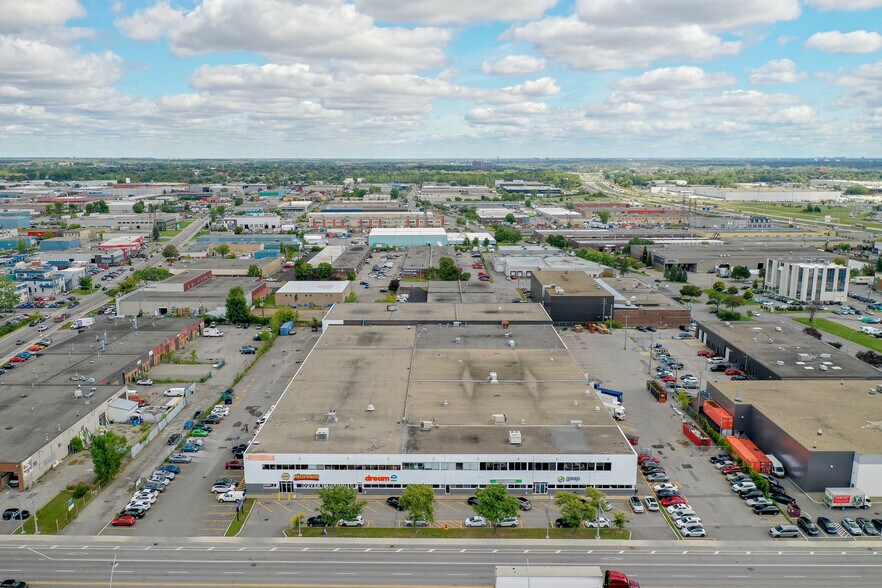 More Photos Of 2995-2999 Boul Le Corbusier, Laval Warehouse For Lease