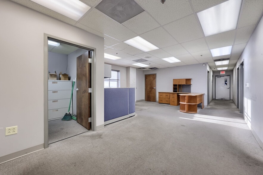 More Photos Of 300 Commerce Dr, New Holland Distribution For Sale