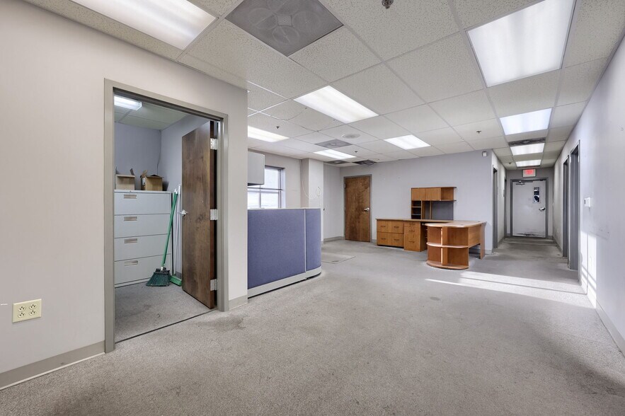 More Photos Of 300 Commerce Dr, New Holland Distribution For Lease
