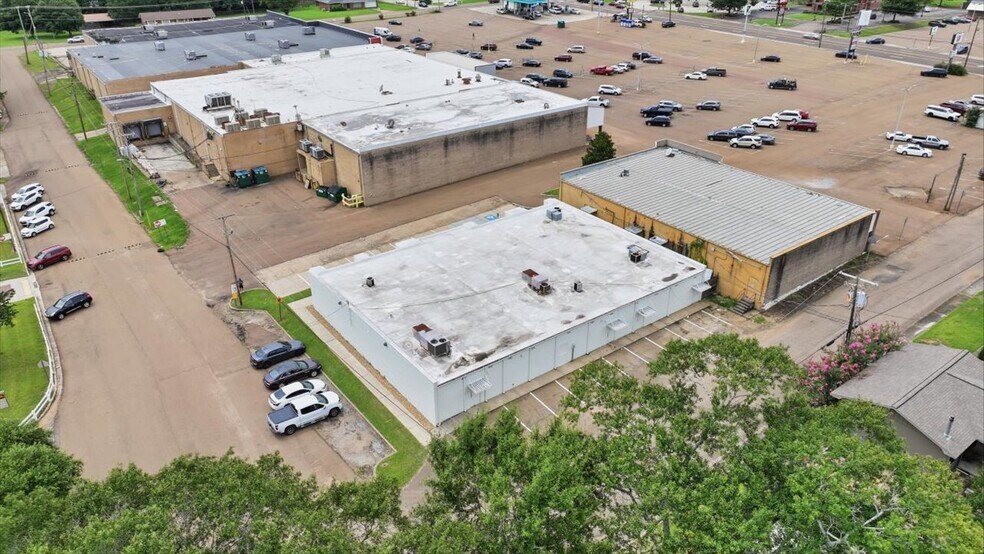 More Photos Of 211 Gay St, Mccomb Office For Lease