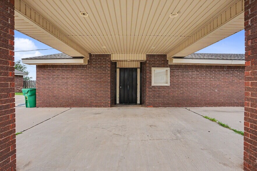 More Photos Of 1220 S Broadway, Hobart Office For Sale