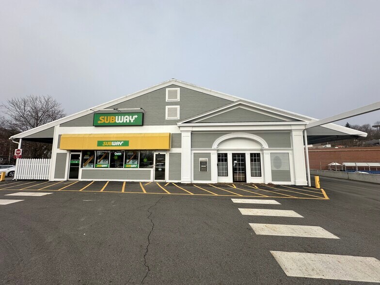 More Photos Of 35 Bridge St, Gardiner Fast Food For Lease