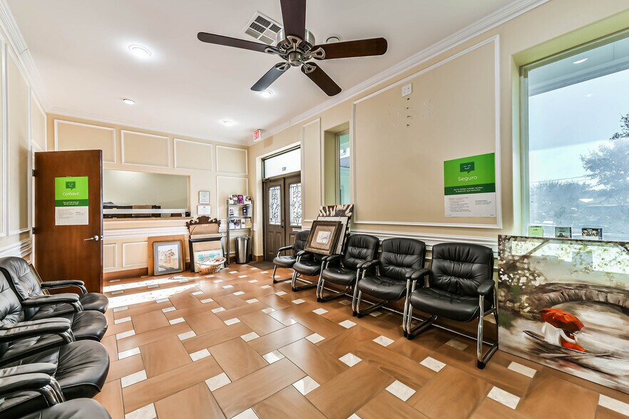 More Photos Of 1111 S Friendswood Dr, Friendswood Office For Lease