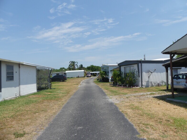 More Photos Of 8761 FL-78, Okeechobee Manufactured Housing Mobile Home Park For Sale