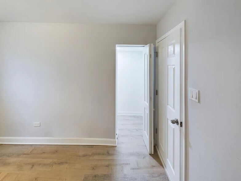 More Photos Of 619 E Groveland Park, Chicago Apartments For Sale