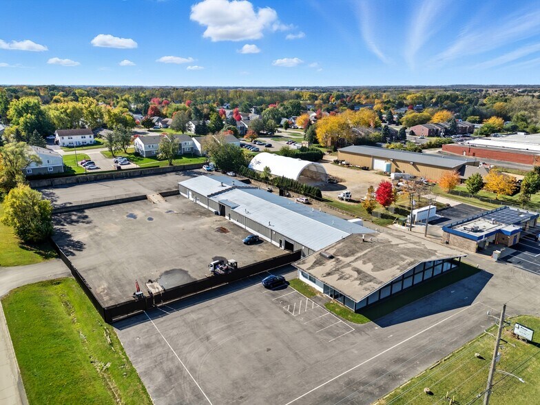 More Photos Of 801 W Grant Hwy, Marengo Showroom For Lease