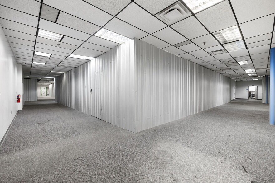 More Photos Of 215 Marvin Miller Dr SW, Atlanta Light Distribution For Sale