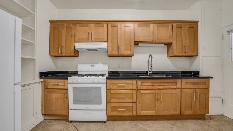 More Photos Of 1000 E 33rd St, Oakland Apartments For Sale