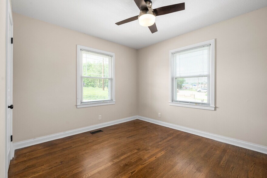 More Photos Of 1662 Golf Club Ln, Clarksville Office For Sale