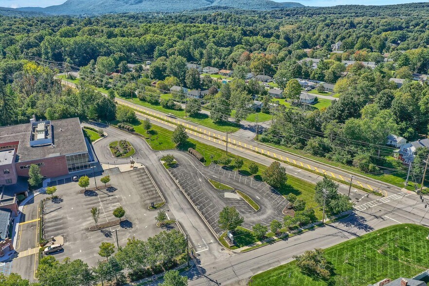 More Photos Of 21 Laurel Ave, Cornwall Medical For Lease