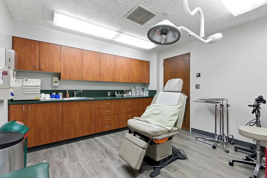 More Photos Of 400 NE Roberts Ave, Gresham Medical For Sale