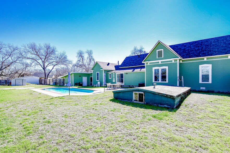 More Photos Of 512 N Travis St, Granbury Hospitality For Sale