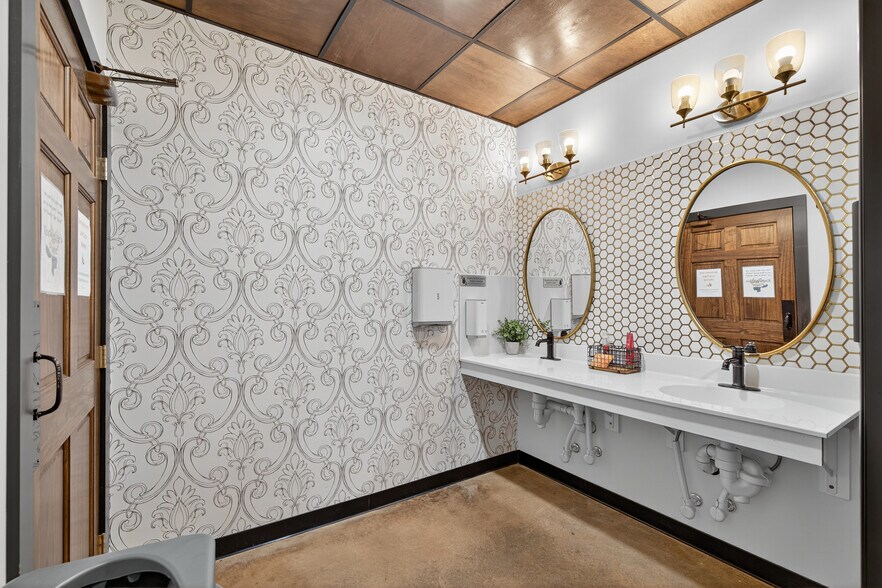 More Photos Of 51 N Main St, Manheim General Retail For Sale