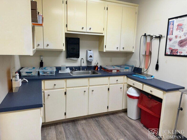 More Photos Of 1217 Columbia Dr, Milledgeville Medical For Sale