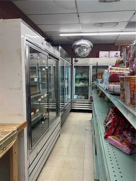 More Photos Of 416 Putnam St, Eau Claire Supermarket For Sale
