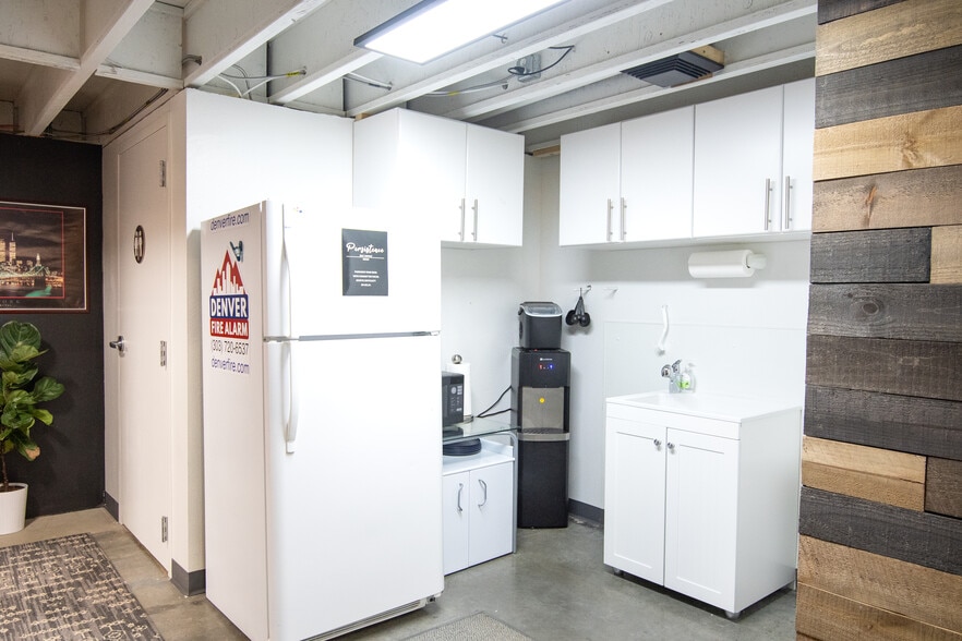 More Photos Of 4605 Quebec St, Denver Light Distribution For Sale