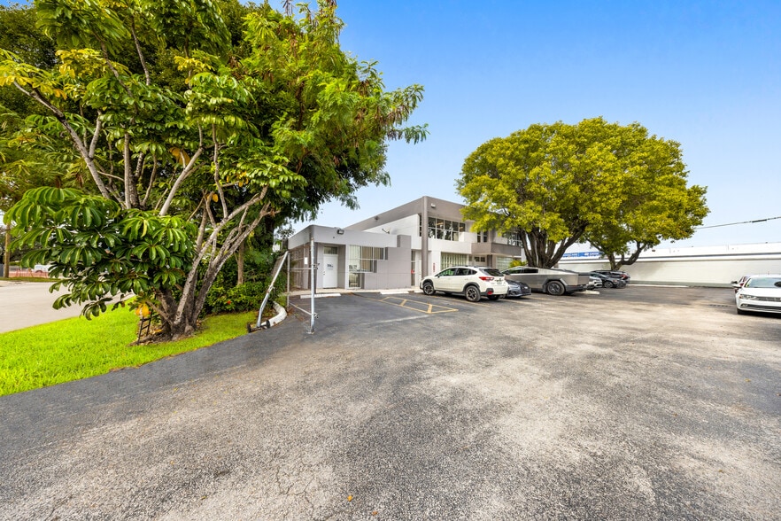 More Photos Of 7655-7669 NW 50th St, Miami Office For Sale