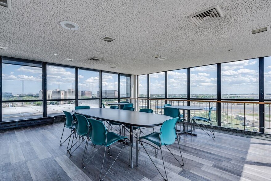 More Photos Of 10400 W Higgins Rd, Rosemont Office For Lease