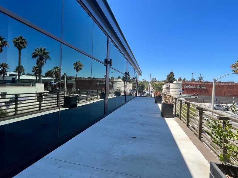 More Photos Of 3032 Wilshire Blvd, Santa Monica Storefront For Lease