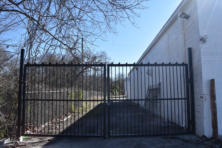 More Photos Of 2401 Carraway Blvd, Birmingham Warehouse For Lease