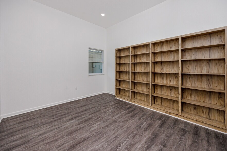 More Photos Of 2123 NE Coachman Rd, Clearwater Office For Sale