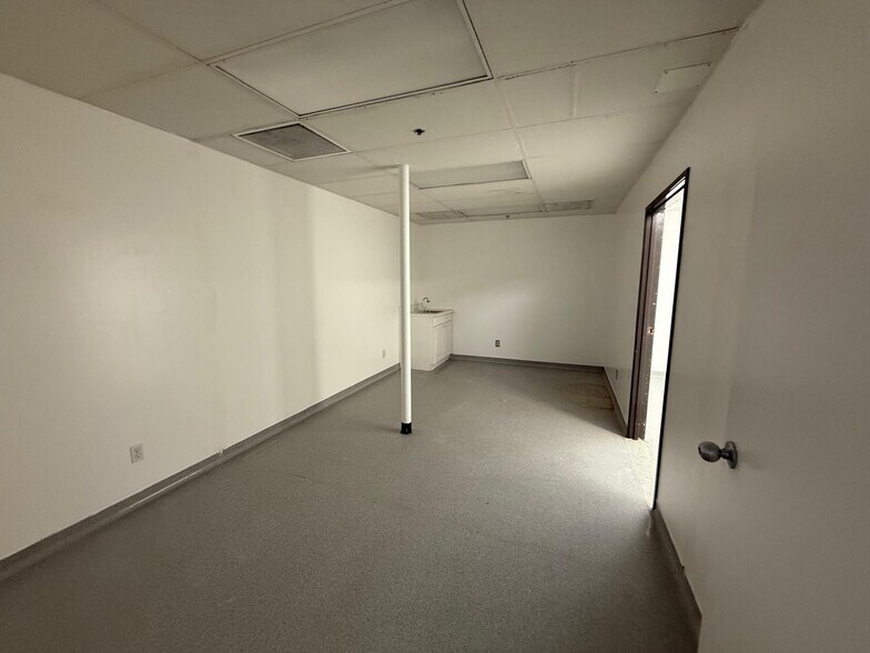 More Photos Of 7979-7989 Vickers St, San Diego Flex For Lease