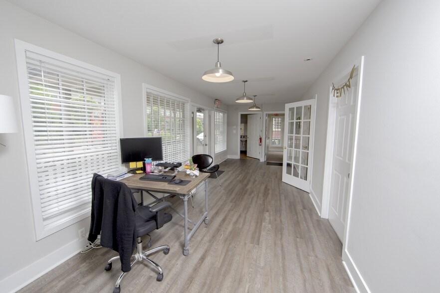 More Photos Of 30 W Bridge St, New Hope Freestanding For Lease