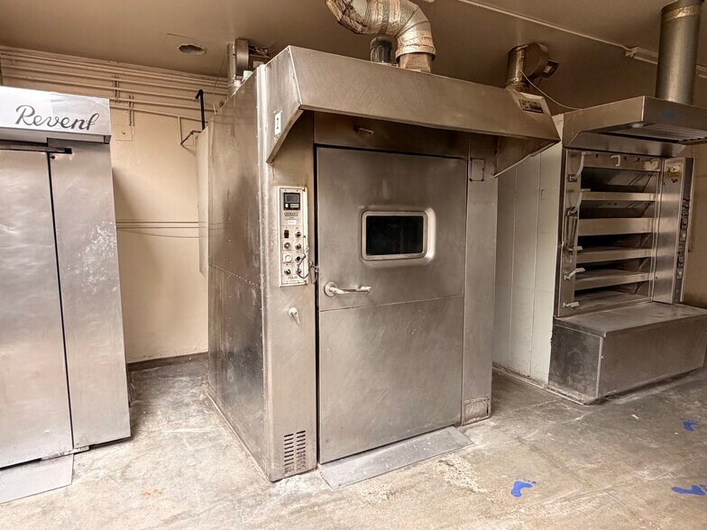 More Photos Of 1232 Broadway Ave, Seaside Storefront For Lease