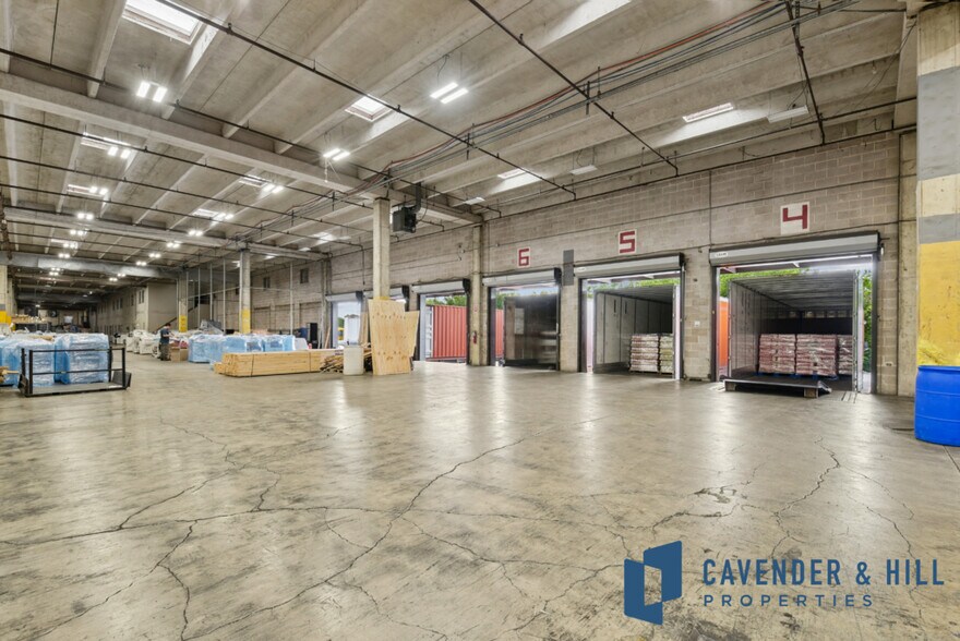 More Photos Of 3200 E Houston St, San Antonio Warehouse For Sale