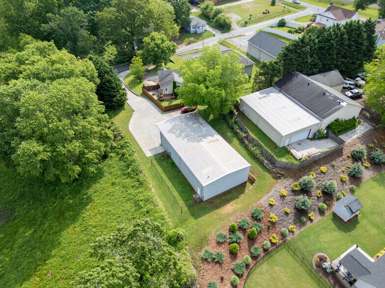 More Photos Of 70 N Gwinnett St, Buford Showroom For Sale
