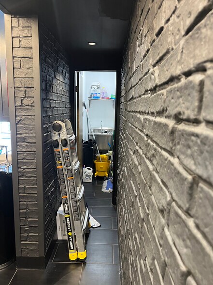 More Photos Of 5437 Satsuma Ave, North Hollywood Warehouse For Lease