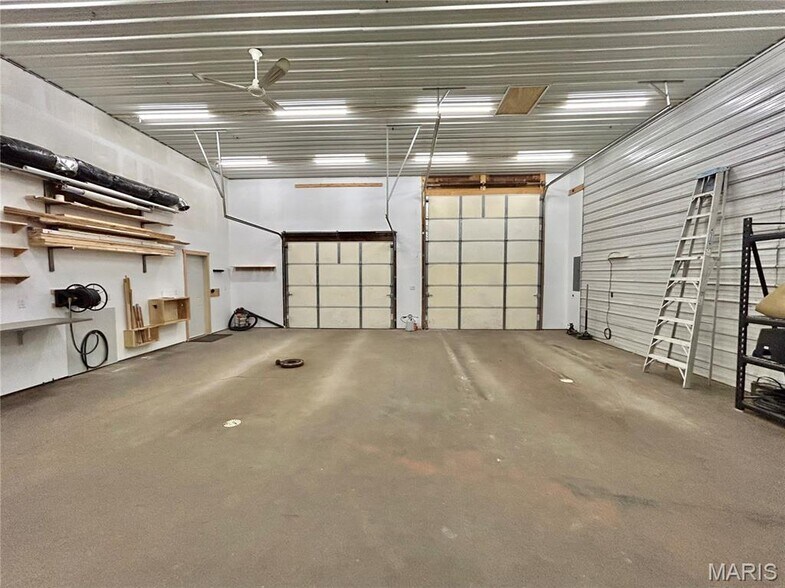 More Photos Of 306 E Franklin St, Salem Flex For Sale