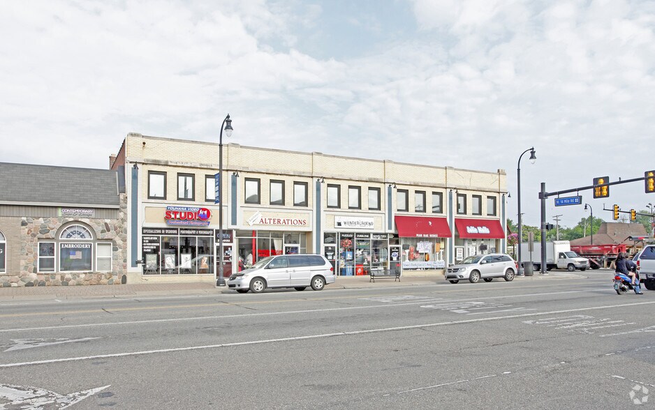 More Photos Of 11-25 W 14 Mile Rd, Clawson Storefront Retail Office For Lease