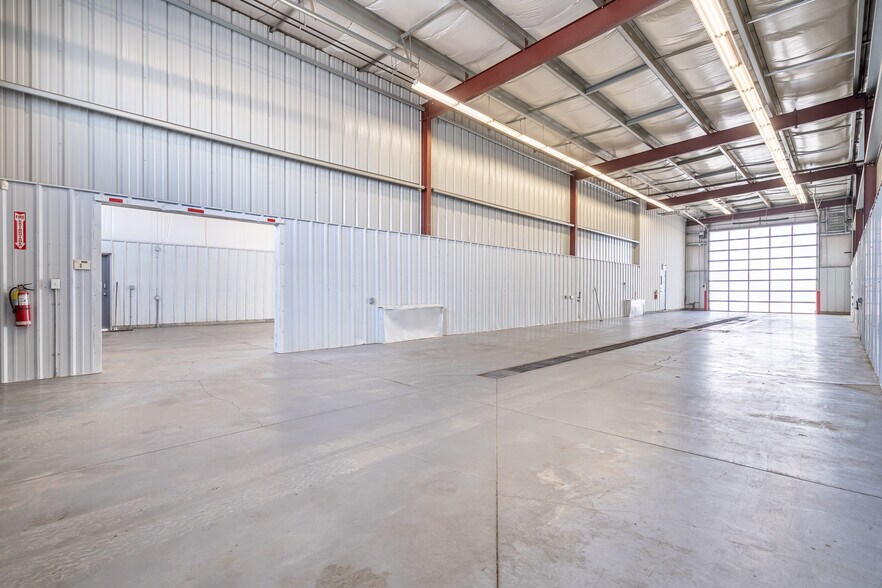 More Photos Of 4807 40 Av, Lloydminster Warehouse For Lease