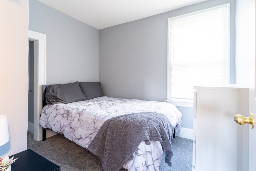 More Photos Of 738 Brock St, Windsor Multifamily For Sale