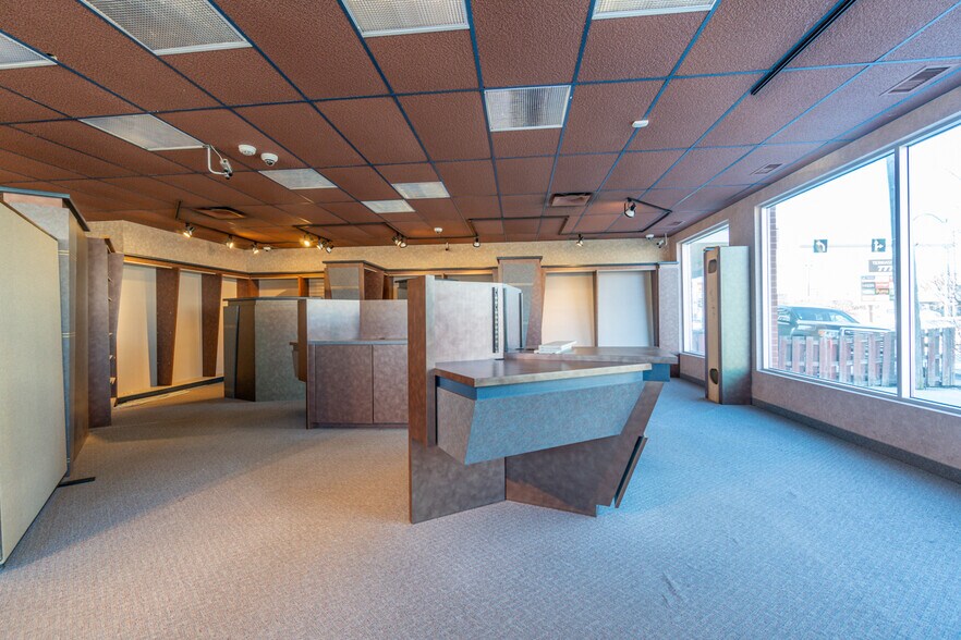 More Photos Of 786 St King E, Sherbrooke Storefront Retail Office For Sale