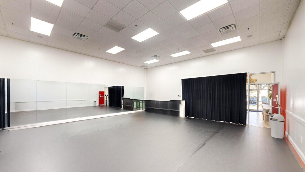 More Photos Of 7751 Kingspointe Pky, Orlando Light Distribution For Lease