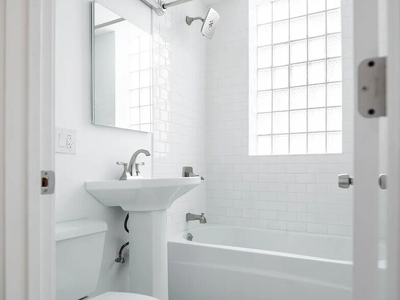 More Photos Of 1522-1524 N Ashland Ave, Chicago General Retail For Sale